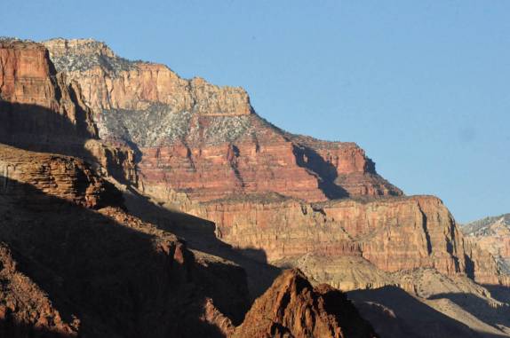 O sol de fim de tarde ilumina as paredes coloridas do Grand Canyon, no Arizona, nos Estados Unidos
